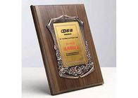 पुरस्कार के लिए मेमोरियल वुडन शील्ड पट्टिका 930 ग्राम कस्टम डिज़ाइन धातु सजावट