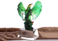 जेड ग्लास चीनी Liuli विजेता शीर्ष पर चमकता हुआ ईगल्स के साथ स्मृति चिन्ह